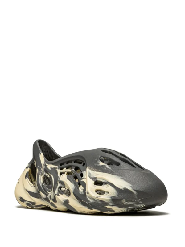 Yeezy Foam Runner Moon Grey - Image 2