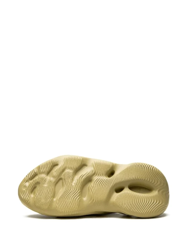 Yeezy Foam Runner Sulfur - Image 4