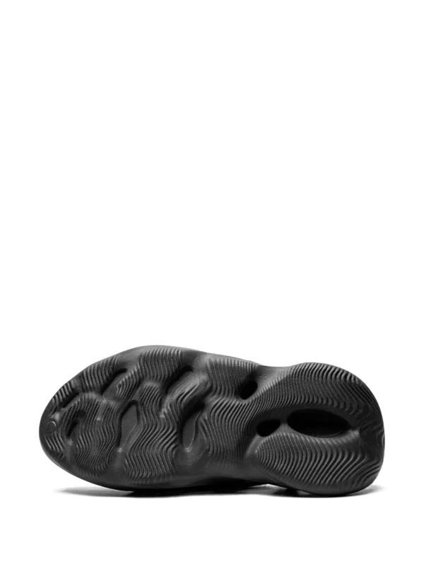 Yeezy Foam Runner Carbon - Image 4