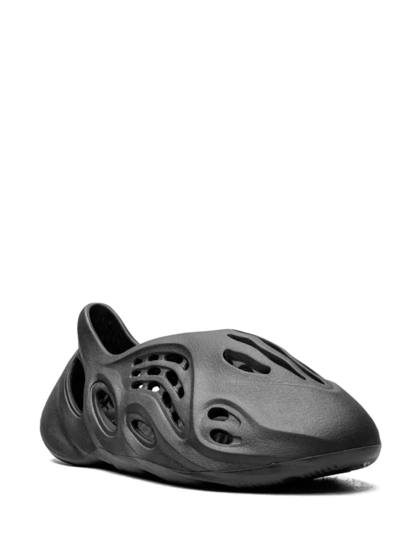Yeezy Foam Runner Carbon - Image 2