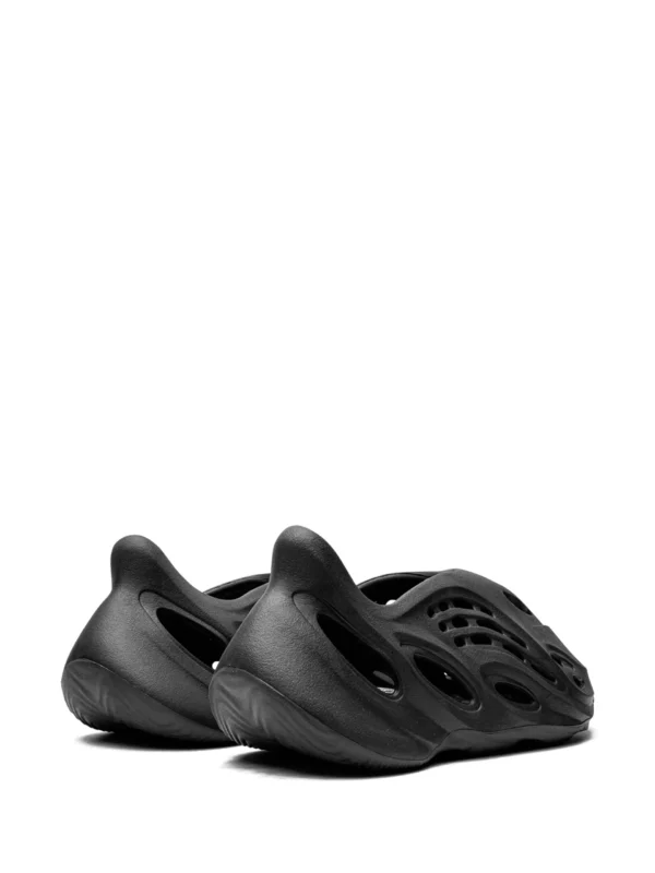 Yeezy Foam Runner Carbon - Image 3
