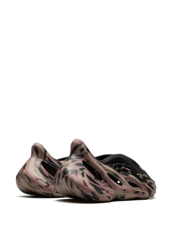 Yeezy Foam Runner Mx Carbon - Image 3
