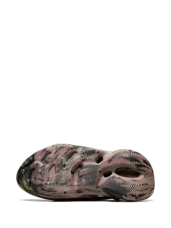 Yeezy Foam Runner Mx Carbon - Image 4