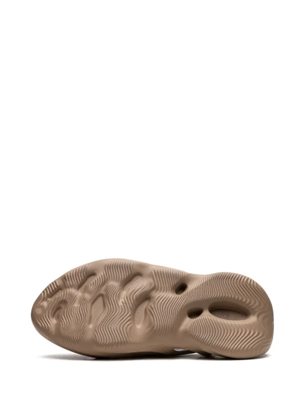 Yeezy Foam Runner Clay Taupe - Image 4