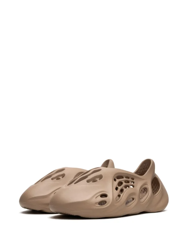 Yeezy Foam Runner Clay Taupe - Image 5