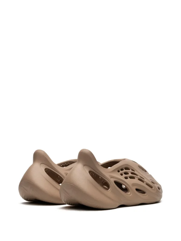 Yeezy Foam Runner Clay Taupe - Image 3