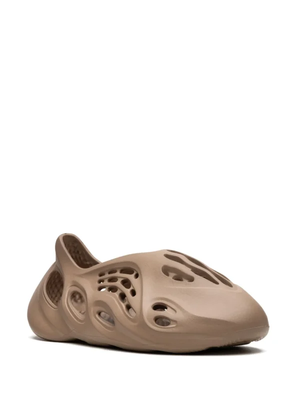Yeezy Foam Runner Clay Taupe - Image 2